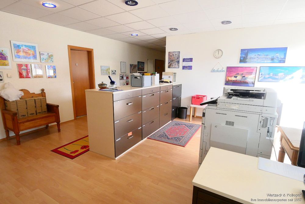 Perfekt auch zur Kapitalanlage! Schönes Büro in Roth 
mit zwei Tiefgaragenplätzen