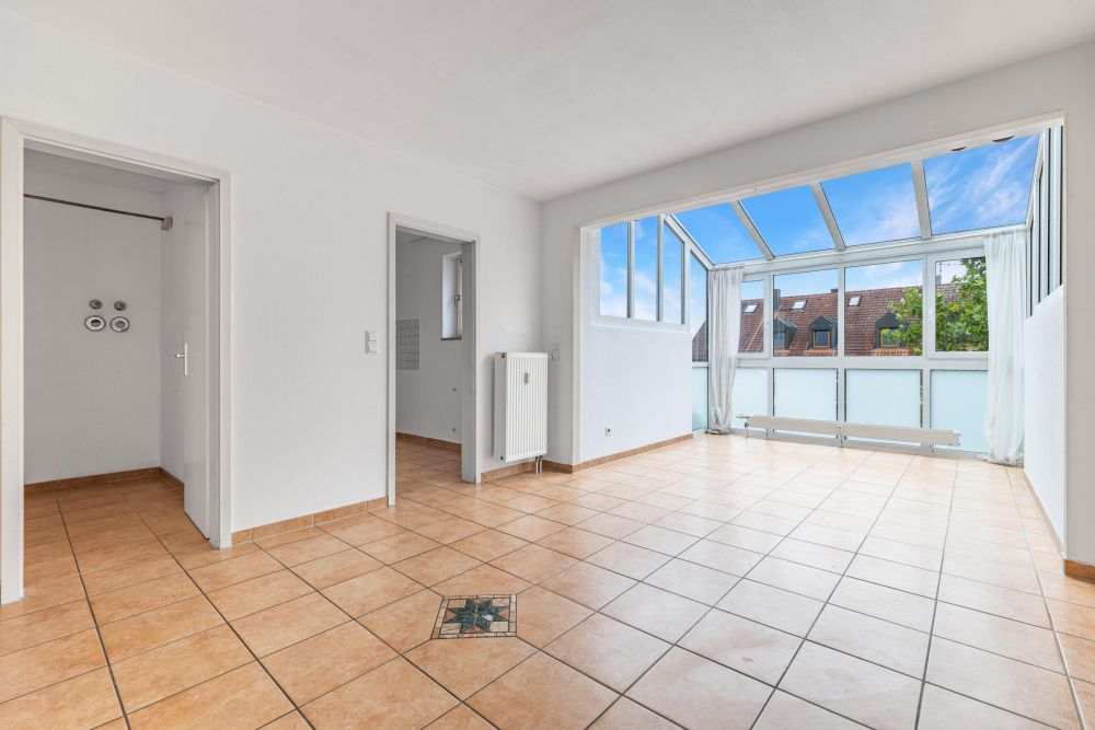 Leerstehende Dachgeschosswohnung auf zwei Ebenen mit hohem Ausstattungsniveau in Hallbergmoos