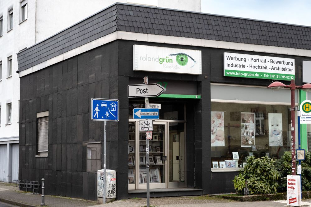 Vielseitiges Gewerbeobjekt mit zwei Ladeneinheiten, großzügiger Nutzfläche und PKW-Stellplätzen