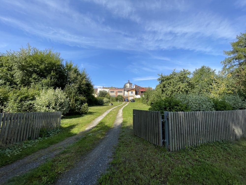Einfahrt von hinten in den Garten und zum Wohnhaus
