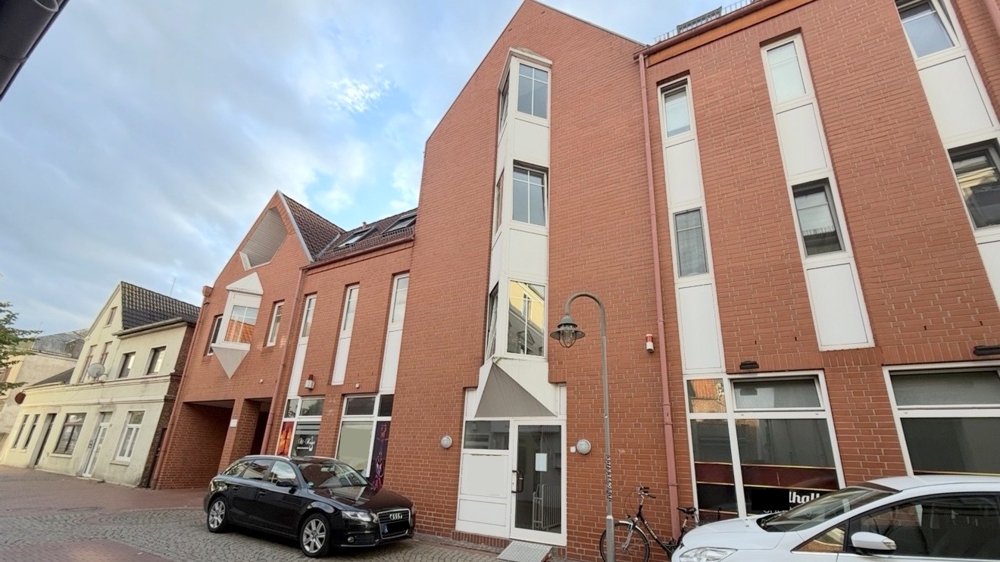 Renovierungsbedürftige 2-Zimmer-Dachgeschosswohnung mit zwei Balkonen und Tiefgaragenstellplatz