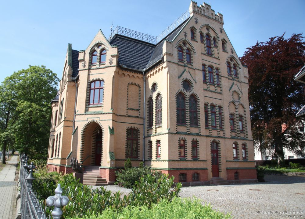 Repräsentative Praxisräume mit neuem Fahrstuhl !!!