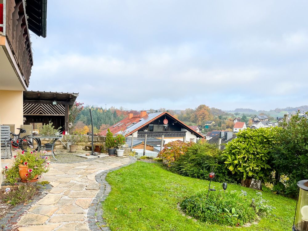 Zweifamilienhaus mit Werkstatt, Garage und Garten mit Weitblick
