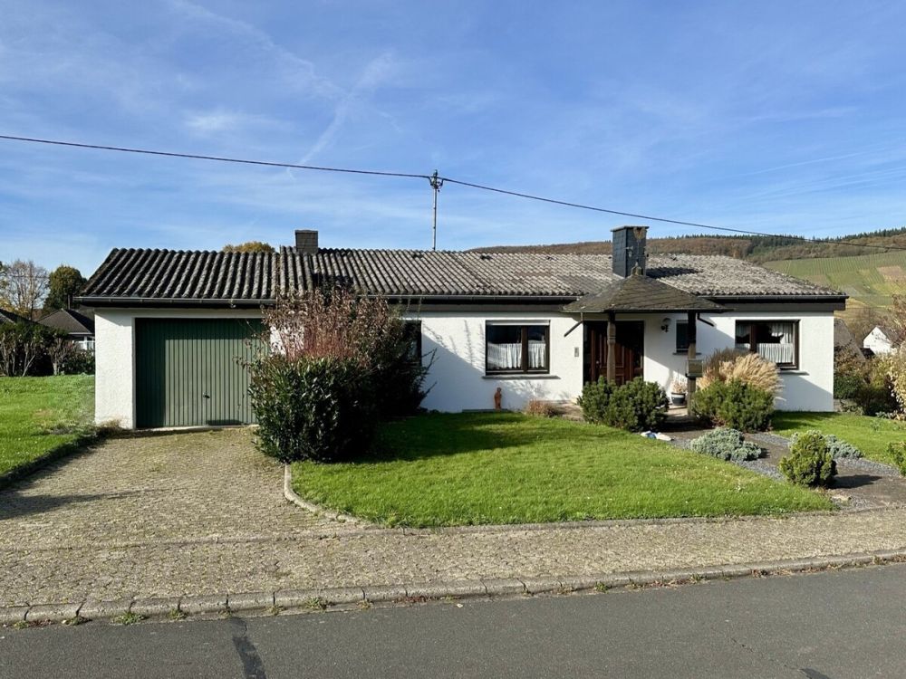 Vorderansicht mit Garage