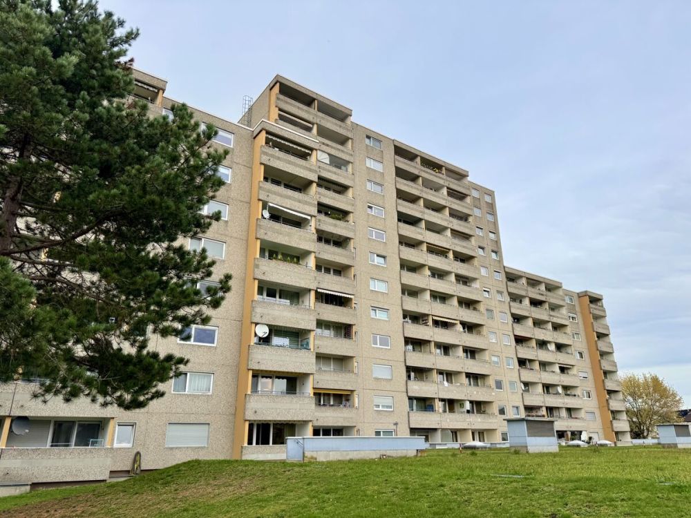 Lichtdurchflutete Eigentumswohnung mit Fernblick
- Tiefgaragenstellplatz+Außenstellplatz & Küche -
