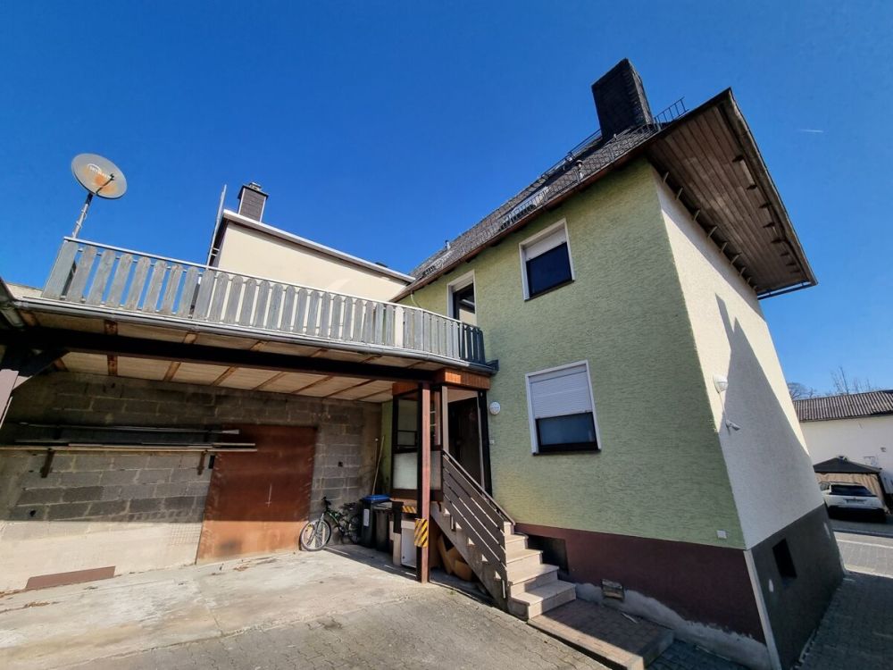 Carport unterm Balkon