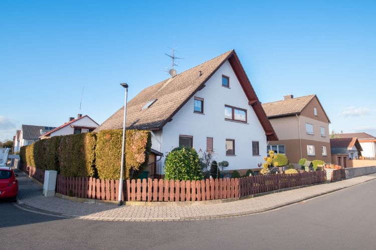 DIETZ: Großzügiges 2-Familienhaus in herrlicher Lage von Babenhausen - Hergershausen!