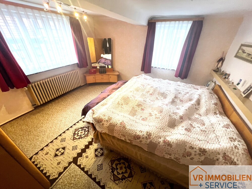 Haus mit Geschichte: Ehemaliger Dorfladen mit Wohnhaus und Nebengebäuden in 97645 Urspringen!