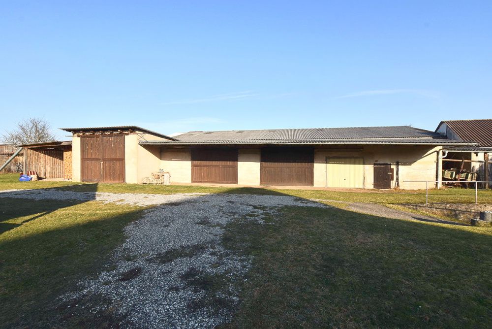 Viel Platz für Familie, 
Beruf oder Hobby!
Zweifamilienhaus mit Stall 
und weiteren Nebengebäuden