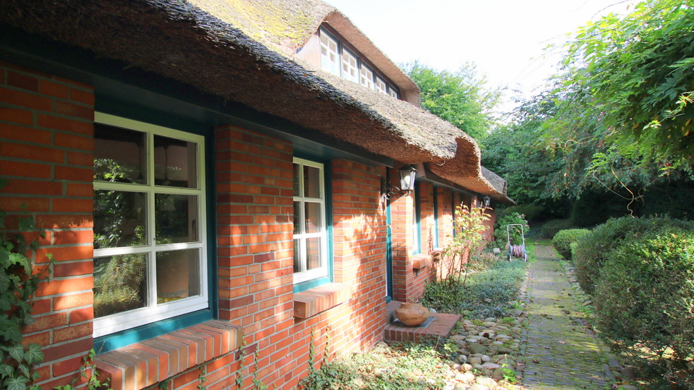 Reetdach-Anwesen mit Sommer-Gästehaus, Garage und Parkgrundstück / nur ca. 600 m zum Zw´ahner Meer