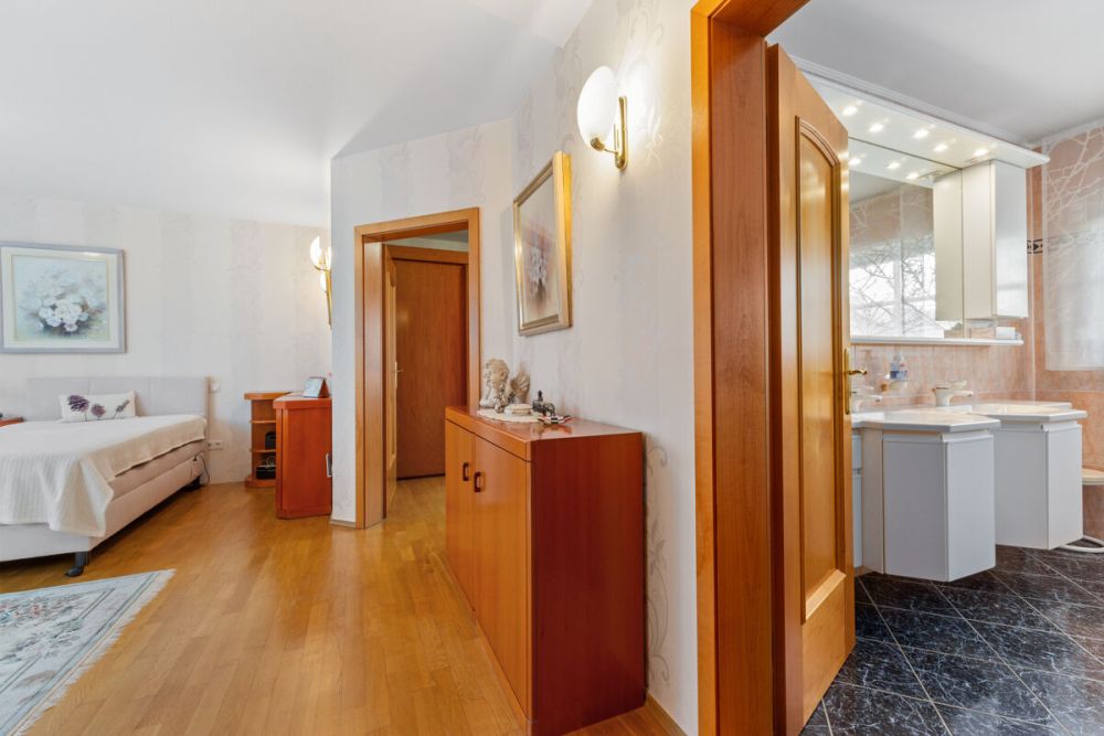 Einzigartiges Mehrgenerationenhaus inklusive traumhaftem Wellnessbereich auf weitläufigem Grundstück