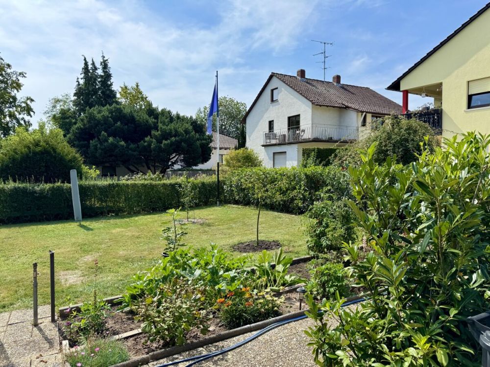 Ein- bis Zweifamilienhaus in idyllischer Ortslage
- großer Garten, 3 Garagen -