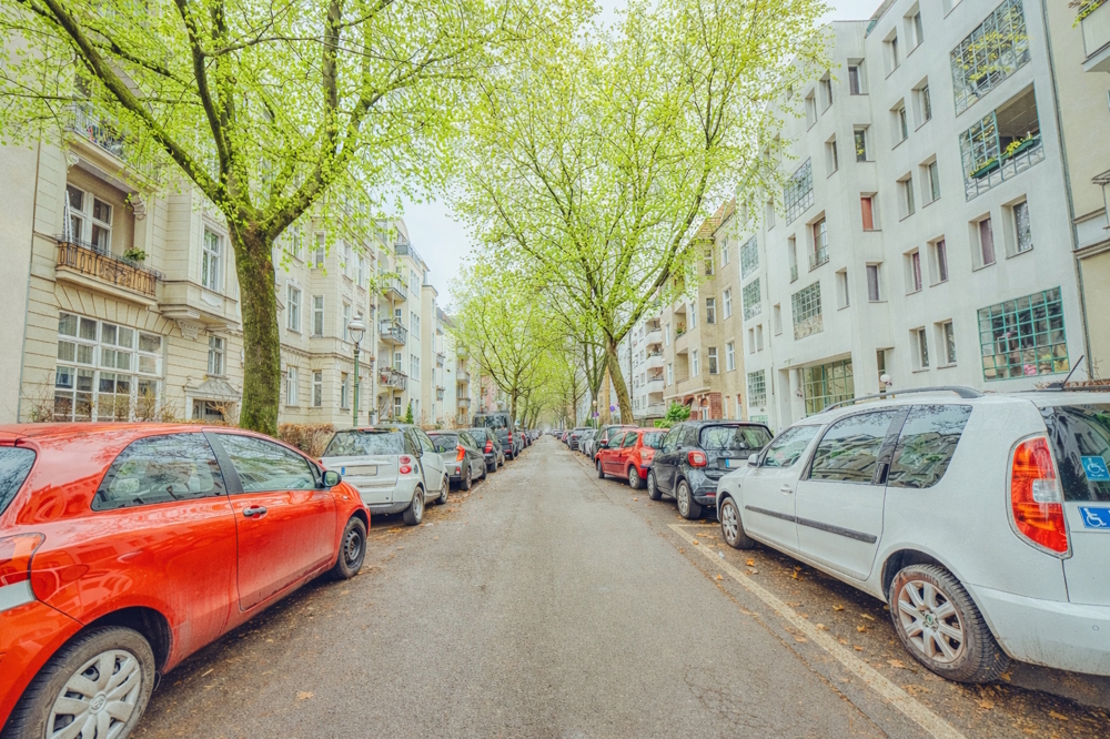 straßenseitige Ansichten, Begrünung mit KI erstellt)