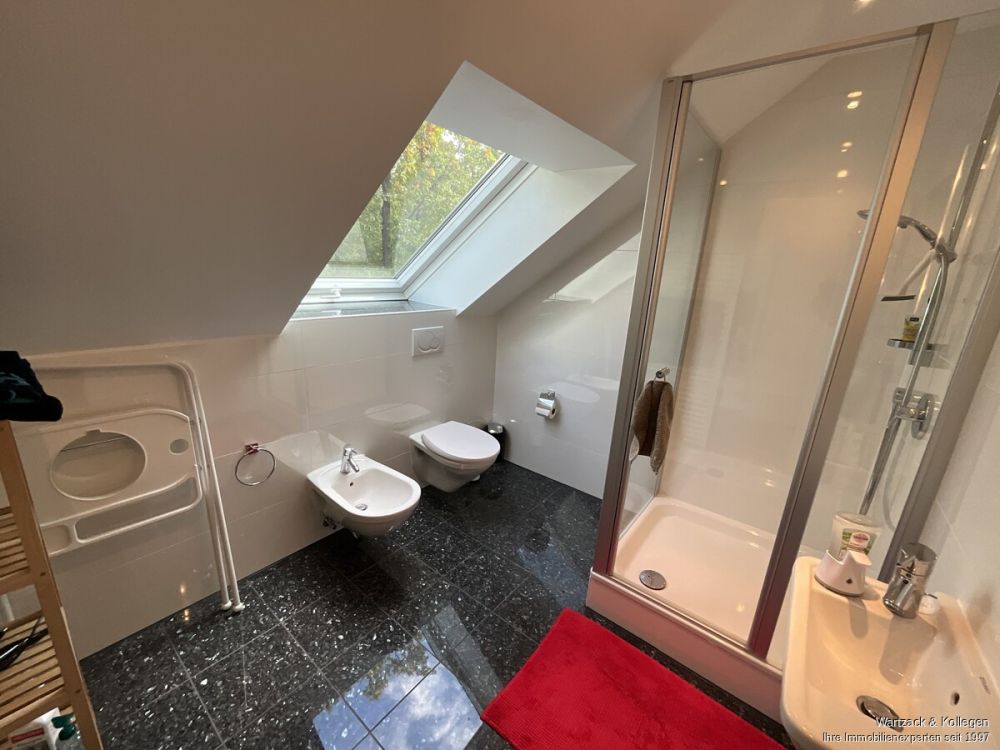 Hier können Sie sofort einziehen 
- viel Platz für die ganze Familie 
und vollständig modernisiert!