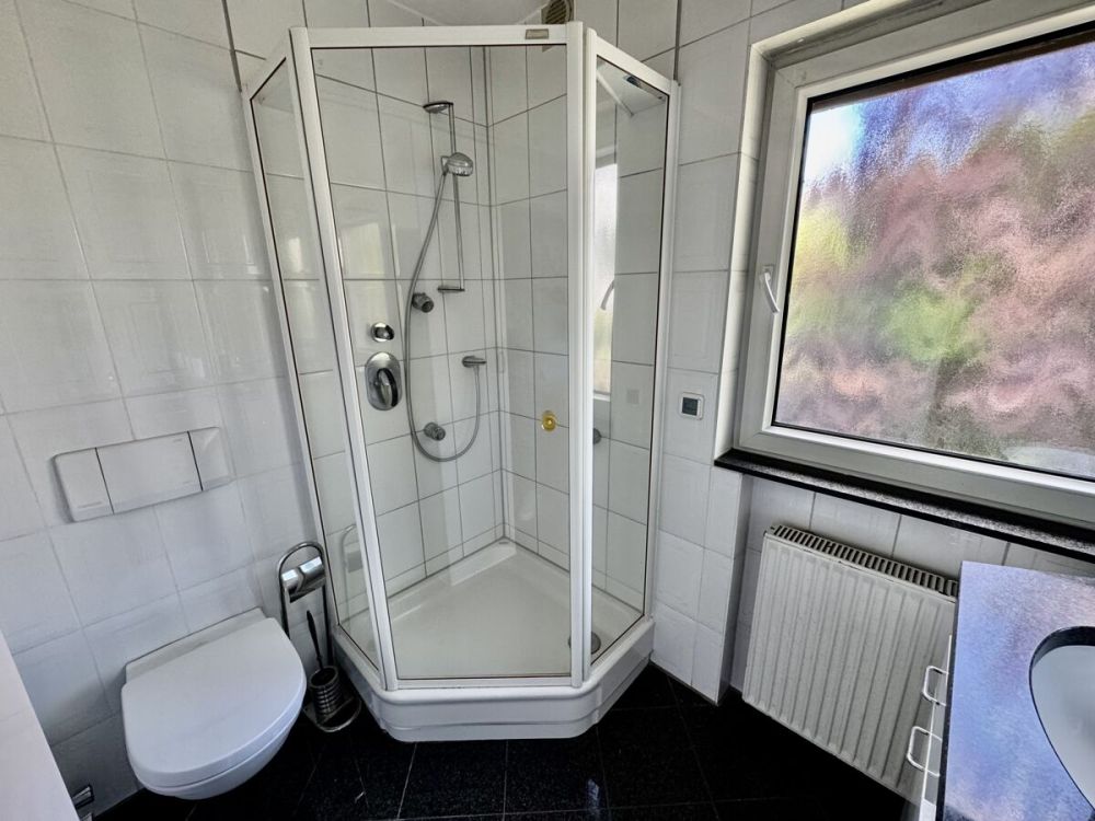 Echte Rarität: 2 Häuser vereint 
Großzügiges Ein- bis Zweifamilienhaus 
mit diversen Möglichkeiten