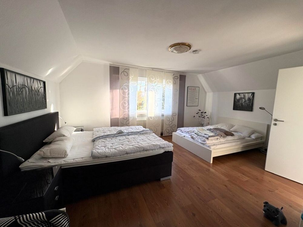 Großes Schlafzimmer im Dachgeschoss
