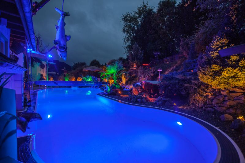 Schwimmbad abends