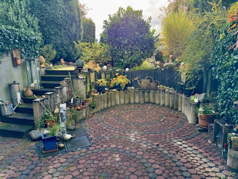 Architektur mit Charakter
großzügiges Split-Level-Haus mit 
separaten Vordergebäude, Garten & Garage