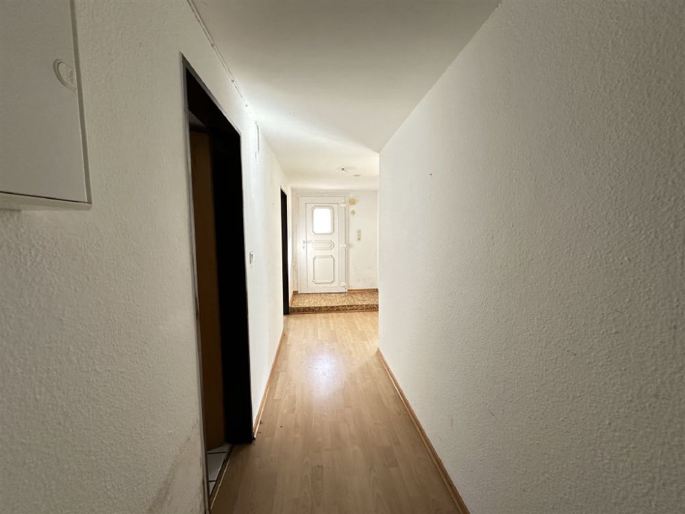 Attraktives Zweifamilienhaus mit großem Grundstück