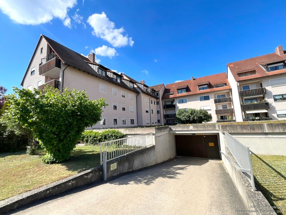 Renovierte 4-Zimmer-Wohnung 
mit 94 m² Wohnfläche, 
Balkon, Einbauküche & TG-Stellplatz