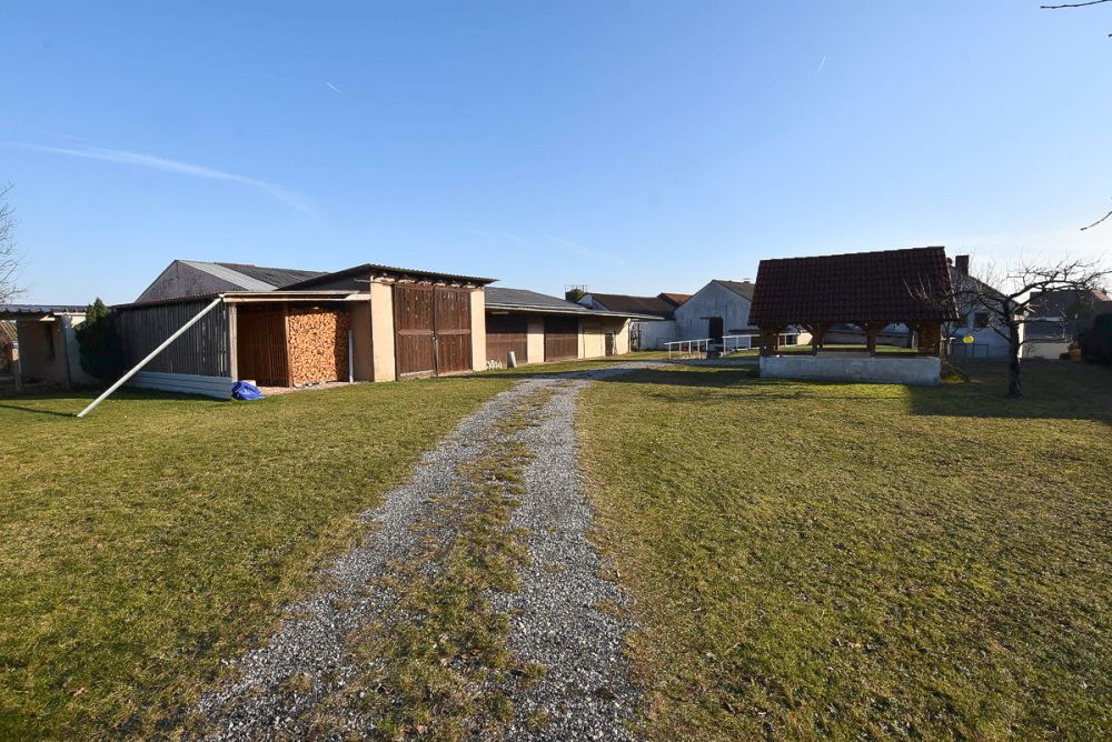 Viel Platz für Familie, 
Beruf oder Hobby!
Zweifamilienhaus mit Stall 
und weiteren Nebengebäuden