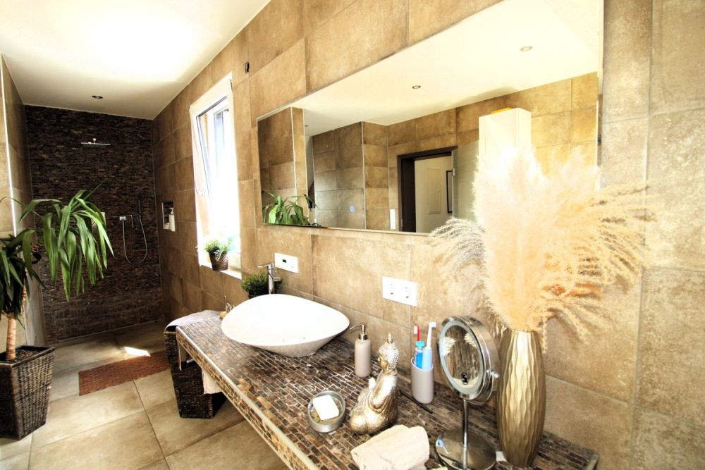 Ideal, um Wohnen und Arbeit zu verbinden: Top saniertes Wohn- und Geschäftshaus in Allersberg!