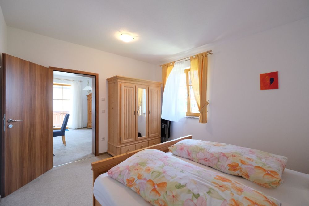 Modernes Mehrfamilienhaus mit Wohn- und Gewerbenutzung