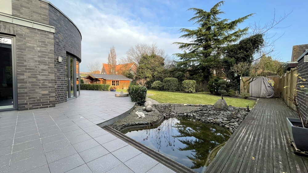 Terrasse und Teich mit Blick in den Garten