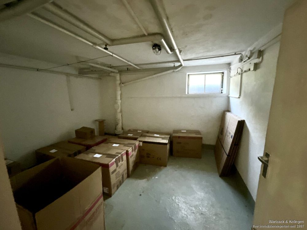 Komplett frei! 
Zweifamilienhaus mit zusätzlicher Einliegerwohnung im DG 
in Büchenbach