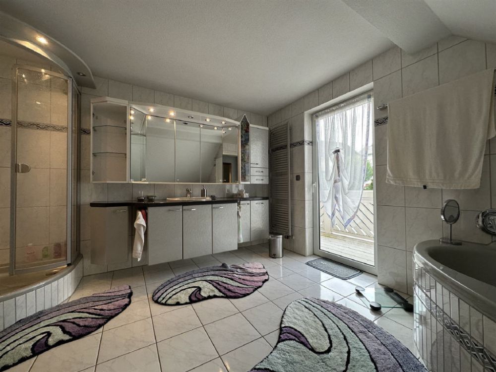 Sehr gepflegtes Einfamilienhaus mit großem Grundstück!