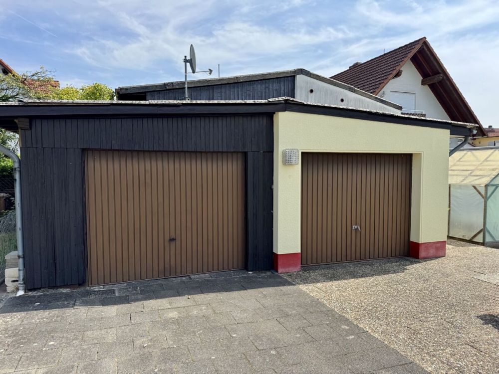 Ein- bis Zweifamilienhaus in idyllischer Ortslage
- großer Garten, 3 Garagen -