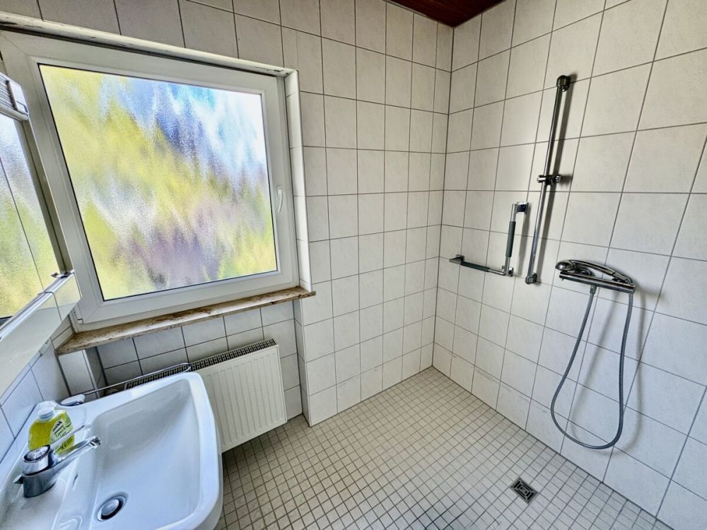 Echte Rarität: 2 Häuser vereint 
Großzügiges Ein- bis Zweifamilienhaus 
mit diversen Möglichkeiten