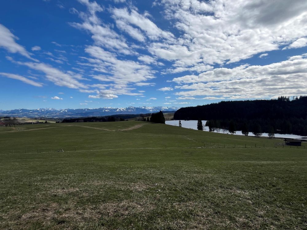 Badesee in der Nähe mit Bergblick