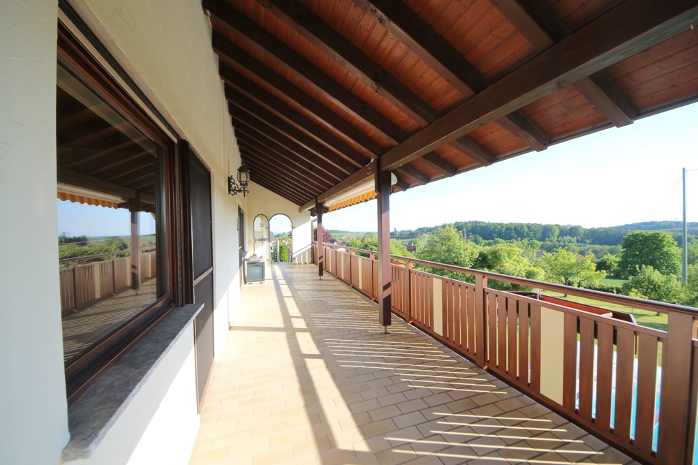 Balkon EG mit Treppenzugang zum Grundstück