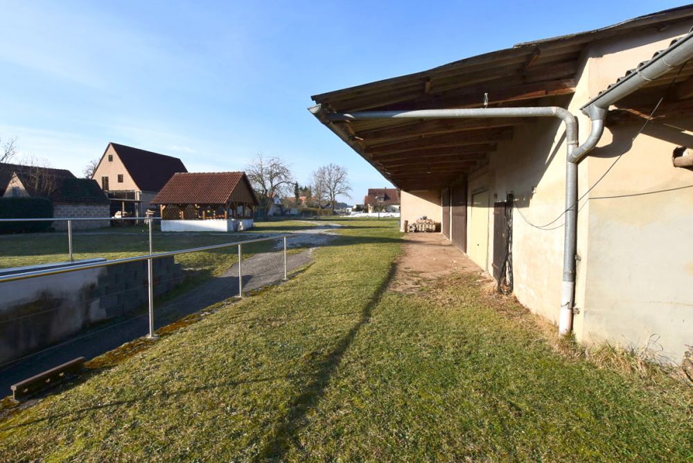 Viel Platz für Familie, 
Beruf oder Hobby!
Zweifamilienhaus mit Stall 
und weiteren Nebengebäuden