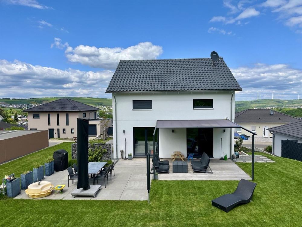 Rückansicht mit Terrasse