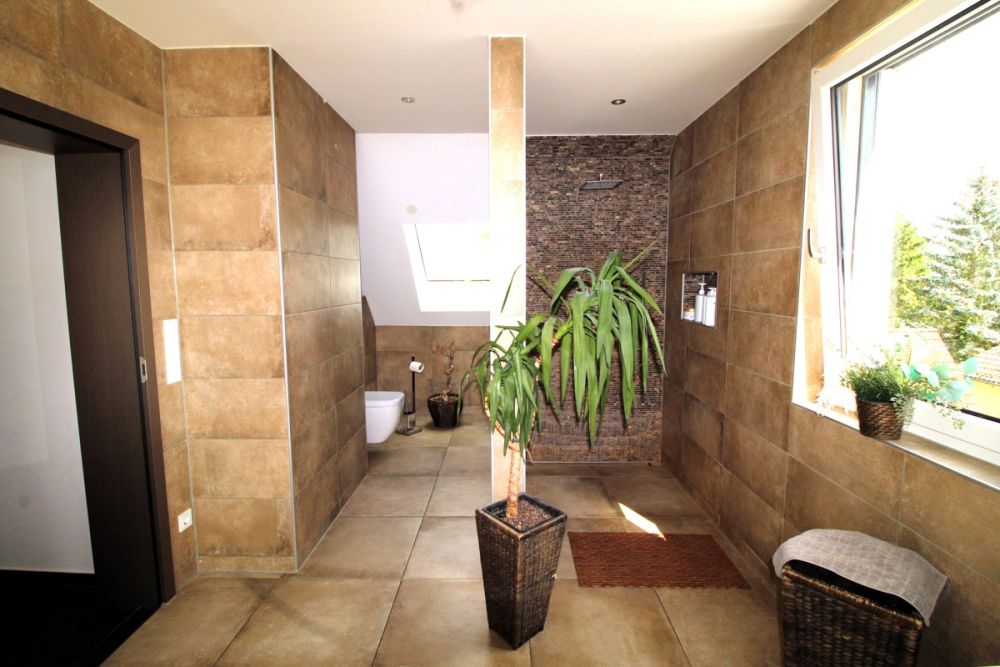 Ideal, um Wohnen und Arbeit zu verbinden: Top saniertes Wohn- und Geschäftshaus in Allersberg!