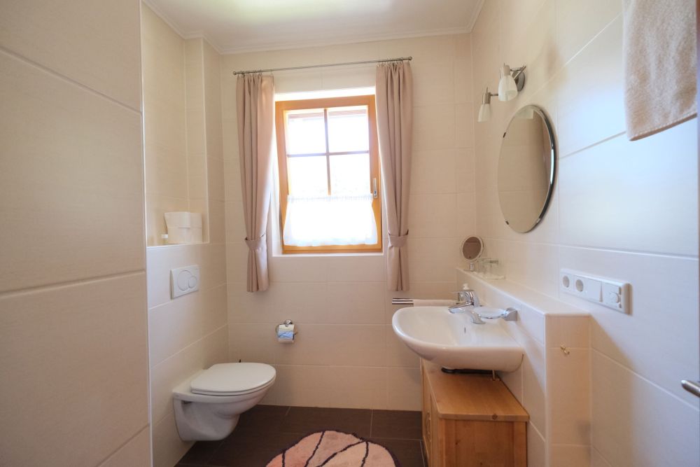 Modernes Mehrfamilienhaus mit Wohn- und Gewerbenutzung