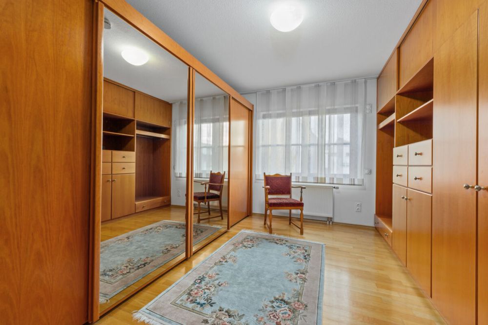 Einzigartiges Mehrgenerationenhaus inklusive traumhaftem Wellnessbereich auf weitläufigem Grundstück