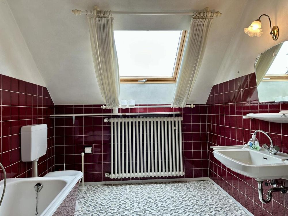 Tageslichtbad mit Wanne