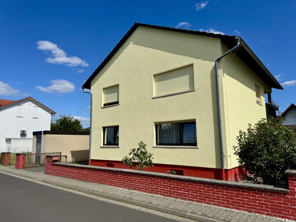 Ein- bis Zweifamilienhaus in idyllischer Ortslage
- großer Garten, 3 Garagen -