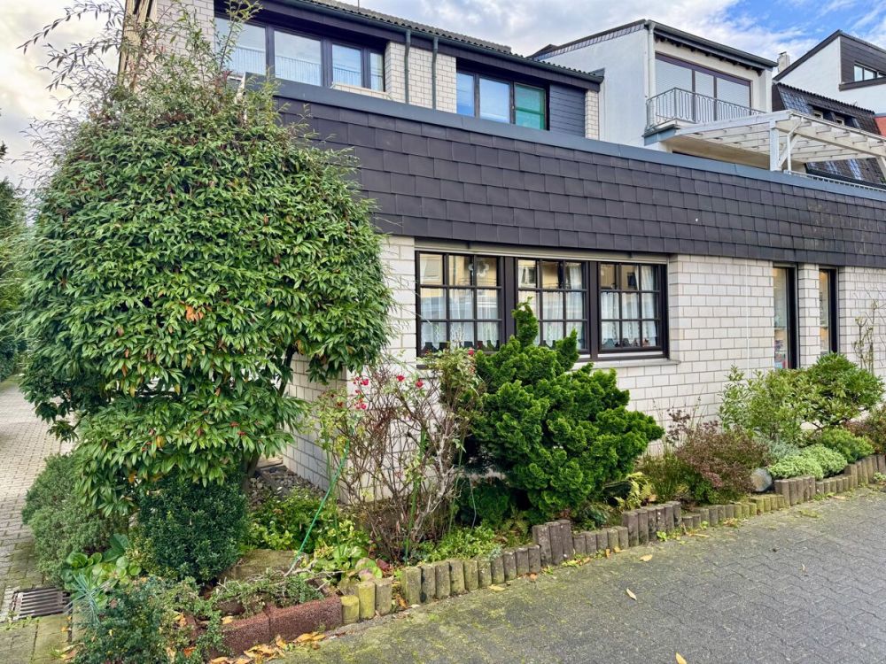 Architektur mit Charakter
großzügiges Split-Level-Haus mit 
separaten Vordergebäude, Garten & Garage