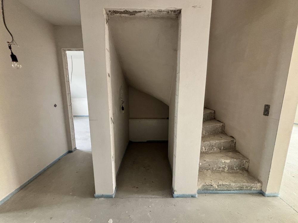 innenliegende Treppe zum Spitzboden