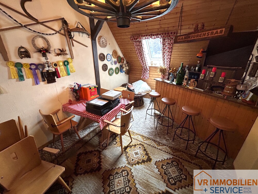 Haus mit Geschichte: Ehemaliger Dorfladen mit Wohnhaus und Nebengebäuden in 97645 Urspringen!