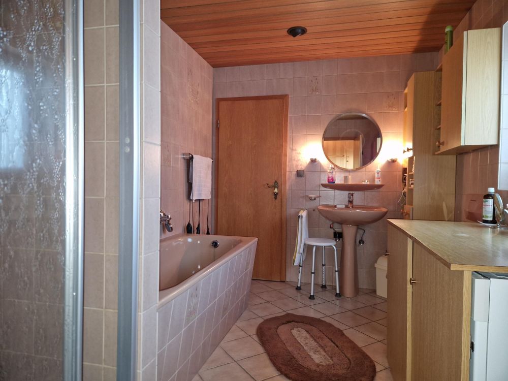 Tageslichtbad mit Dusche und Badewanne