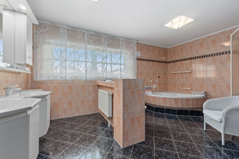 Einzigartiges Mehrgenerationenhaus inklusive traumhaftem Wellnessbereich auf weitläufigem Grundstück