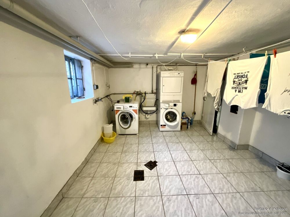 Komplett frei! 
Zweifamilienhaus mit zusätzlicher Einliegerwohnung im DG 
in Büchenbach