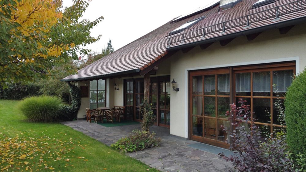 Naturidylle und Baukunst vereint: Stilvolles Wohnen in ruhiger Ortsrandlage