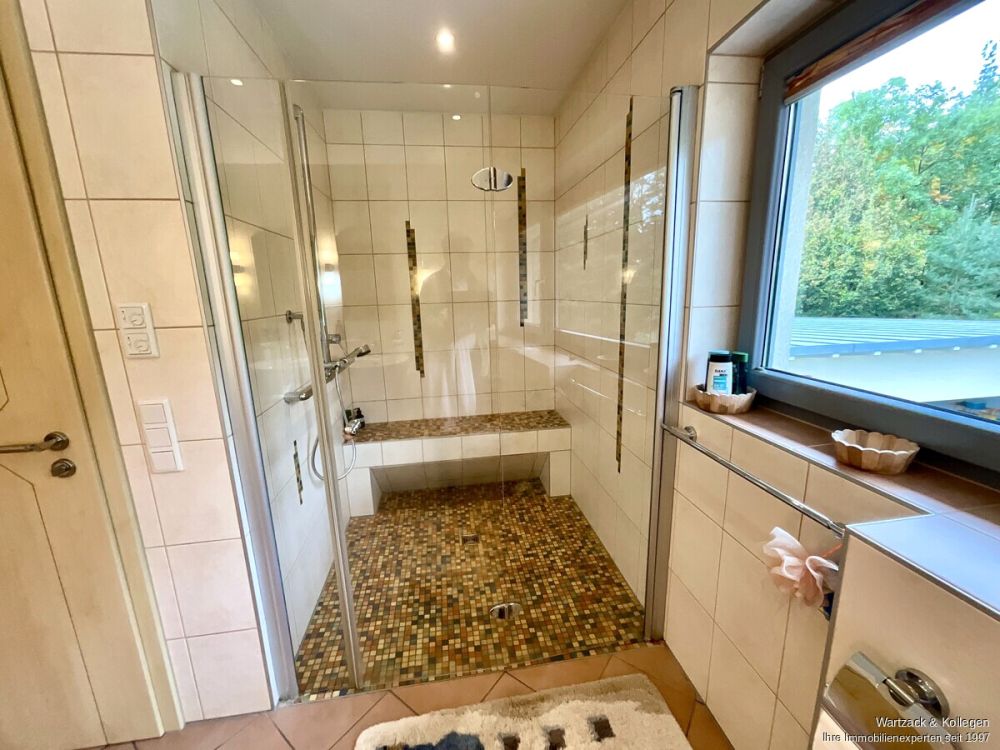 große ebenerdige Dusche