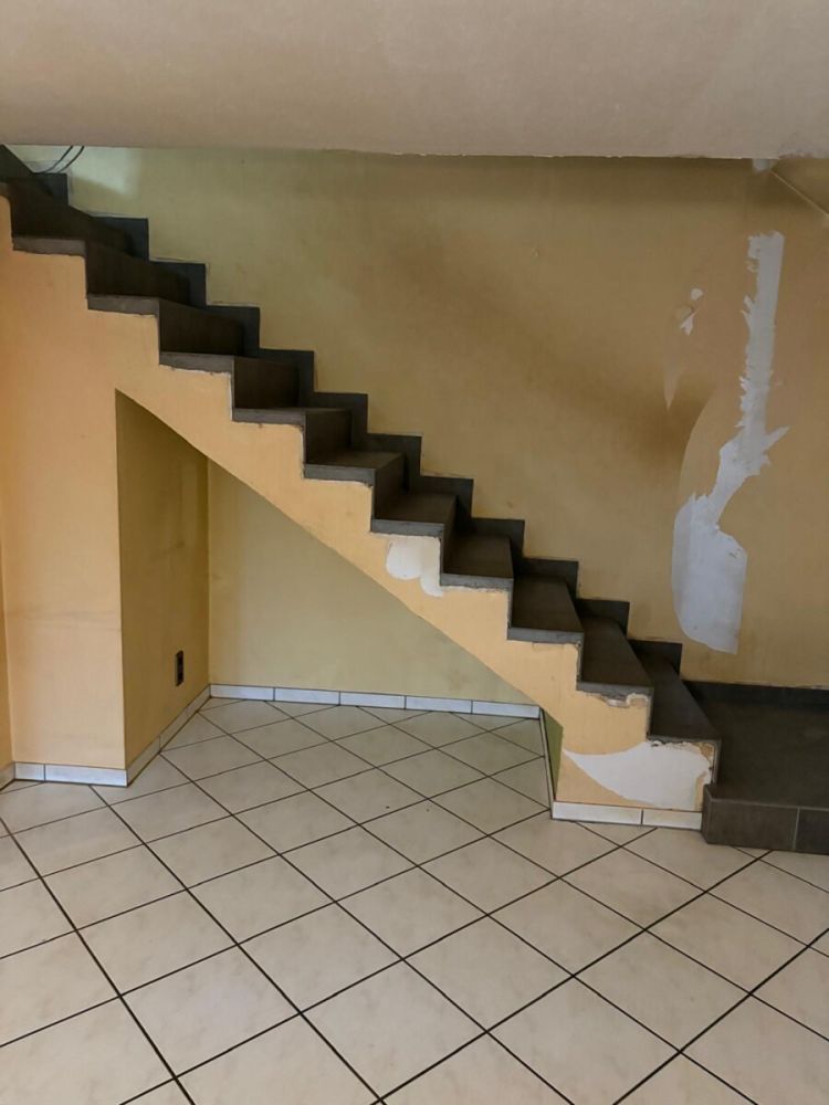 Wohnung 2: Treppenaufgang ins Dachgeschoss